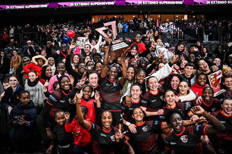 L’an dernier sur la pelouse de Paris La Défense Arena, les filles de Bobigny ont remporté la finale de l’In Extenso SUPERSEVENS. Page de droite, Les garçons des Barbarians remportèrent la finale masculine. La compétition promet d’être un beau succès populaire, un événement à la fois familial et très festif.