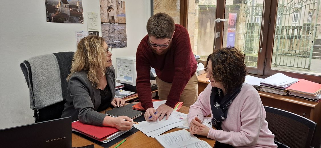 Le service population dirigé par Delphine Roques (à gauche) travaille depuis plusieurs semaines sur la préparation des élections.