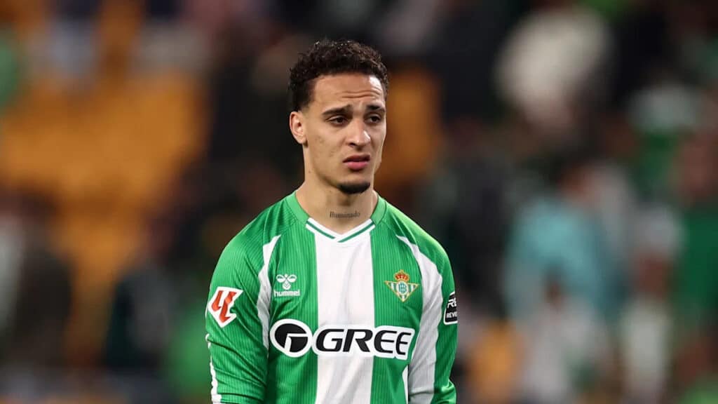 , ; VIDÉO : Antony affronte les supporters furieux du Real Betis après la défaite dans le derby contre Séville